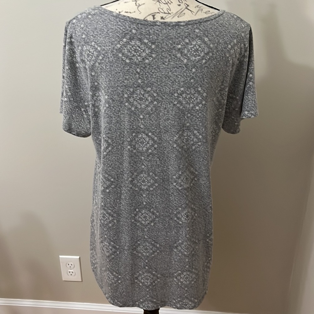 🌹LULAROE TOP🌹 - Picture 2 of 3